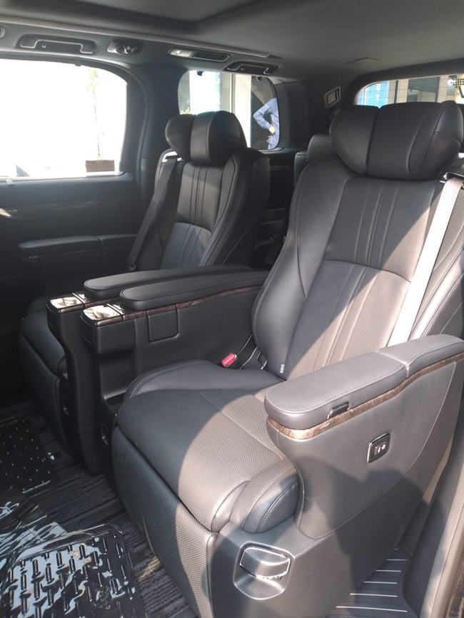 7 Seater Toyota Vellfire On Rent | Toyota Vellfire Luxury Van Hire In Delhi